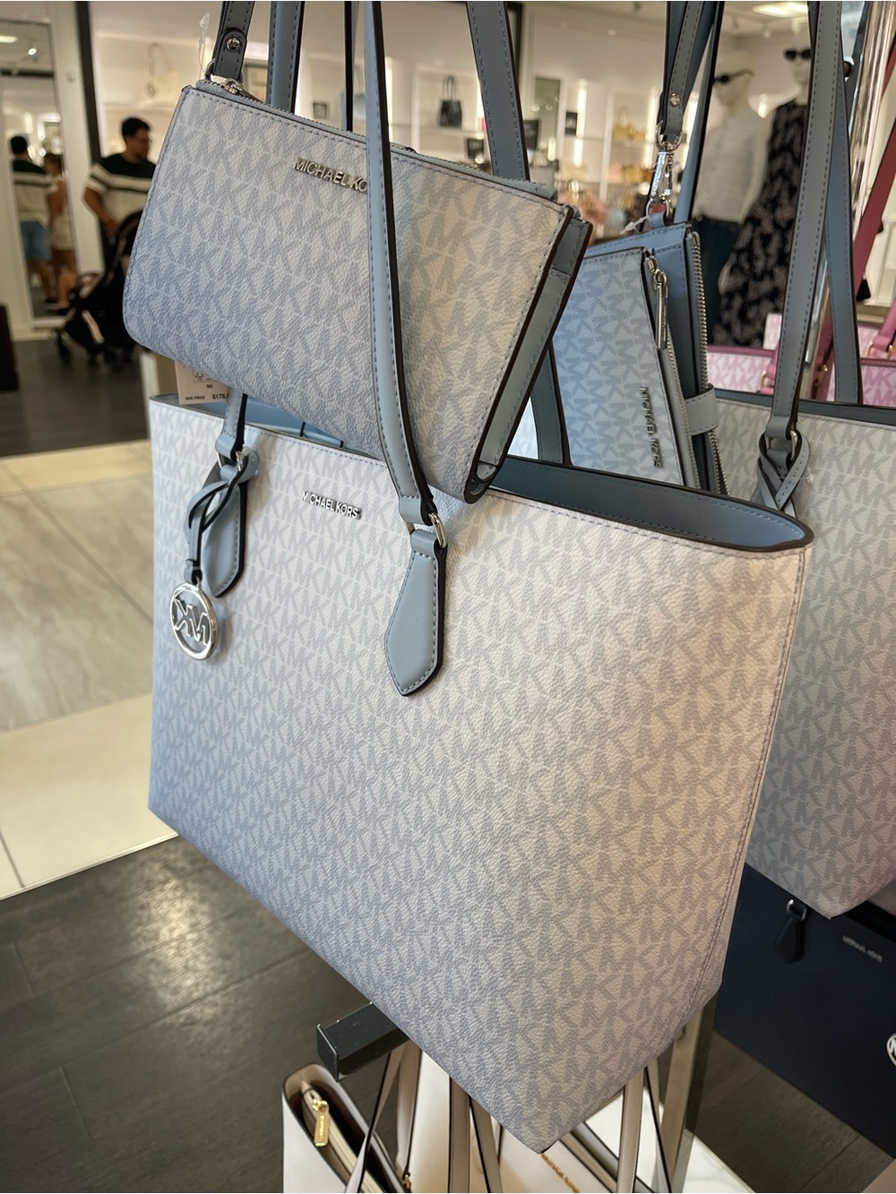 MICHAEL MICHAEL KORS SHEILA
Pale Ocean LG TOTE bag & Double Zip Ombré Lg Wallet - Picture 3 of 16